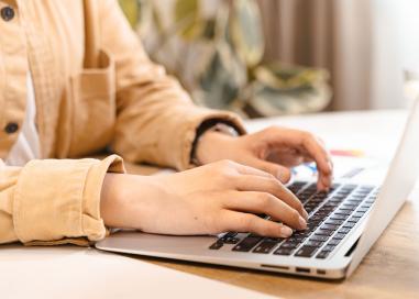 un homme travaille sur un ordinateur portable
