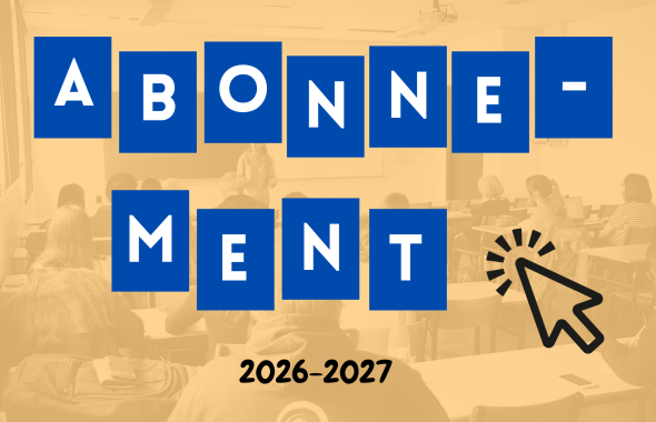 Titre abonnement 2026-2027 avec click de souris, en fond la photo d'une formation pour adultes dans une salle de classe universitaire