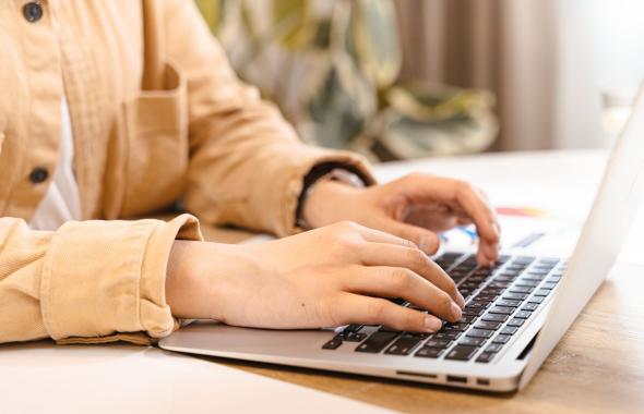 un homme travaille sur un ordinateur portable